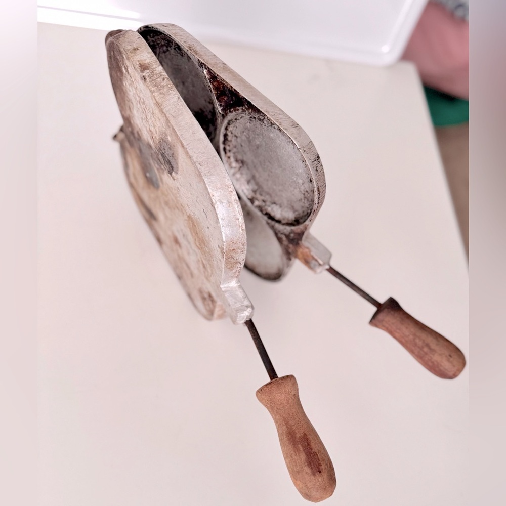 VINTAGE Cast Iron 4 Pancake Pan w Wooden Handles - Picture 9 of 15